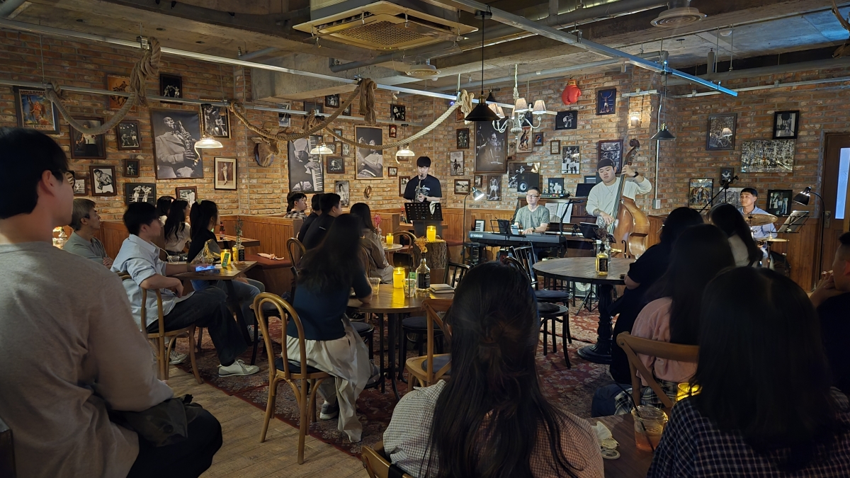 지난해 9월 28일 경남 창원시 재즈 클럽 ‘스테인’에서 청년희망터 단체 ‘뻔(Fun)한창원’이 청년 재즈 연주자들을 초청해 문화 공연을 진행하고 있다. 삼성생명 제공