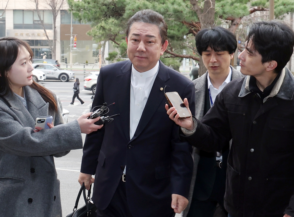 공천헌금 수수 등 13개 의혹을 받는 김병기 무소속 의원이 피의자 신분으로 조사를 받기 위해 11일 서울 마포구 서울경찰청 마포청사에 출석하고 있다. 뉴스1