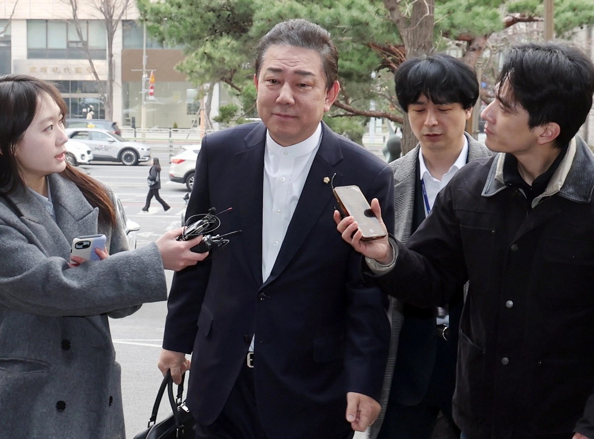 공천헌금 수수 등 13개 의혹을 받는 김병기 무소속 의원이 피의자 신분으로 조사를 받기 위해 11일 서울 마포구 서울경찰청 마포청사에 출석하고 있다. 뉴스1