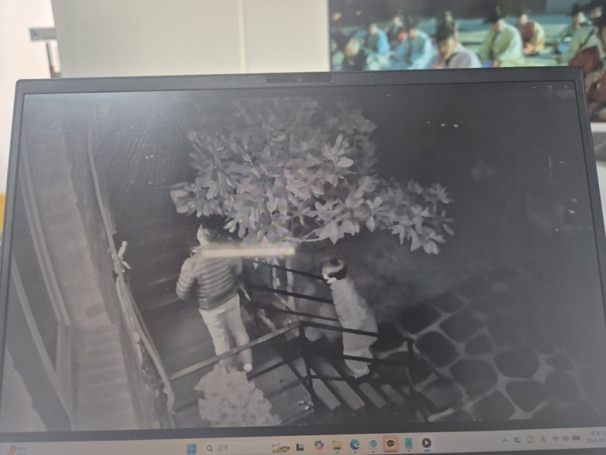 김하수 청도군수로 추정되는 인물(사진 오른쪽)이 지난 1월 11일 청도군 공무원과 함께 강씨 자택 대문을 허락 없이 열고 들어오는 모습. 요양원 원장 강모씨 제공