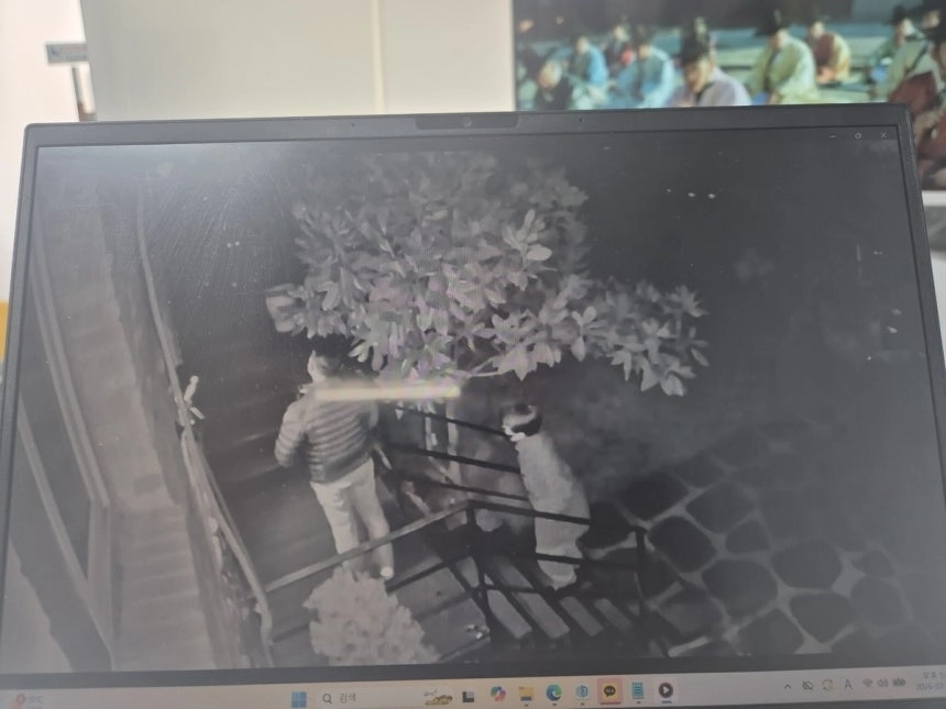 김하수 청도군수로 추정되는 인물(사진 오른쪽)이 지난 1월 11일 청도군 공무원과 함께 강씨 자택 대문을 허락 없이 열고 들어오는 모습. 요양원 원장 강모씨 제공