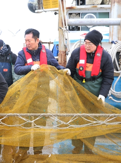 정청래(왼쪽) 더불어민주당 대표와 민주당 인천시장 후보인 박찬대 의원이 11일 인천 강화군 서검도 인근에서 함께 새우잡이 그물을 끌어올리고 있다. 뉴스1
