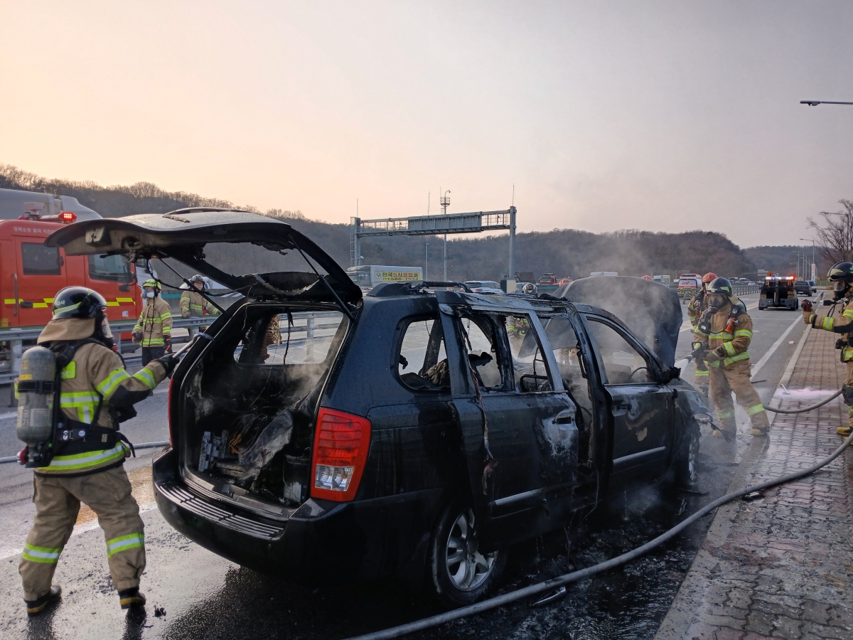 경북 칠곡군 지천면 서울 방향 경부고속도로에서 11일 달리던 카니발 차량에서 불이 나 모두 탄 모습. 경북소방본부 제공