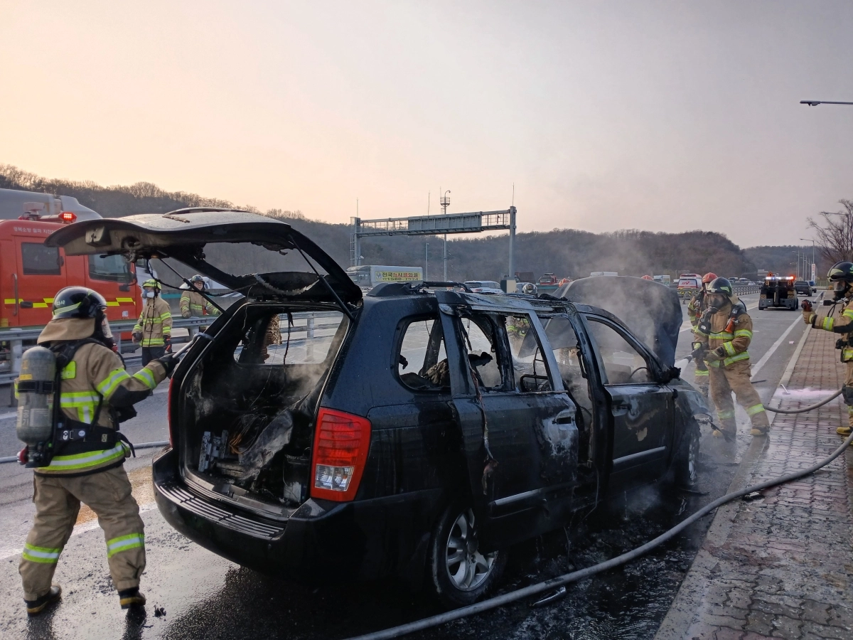 경북 칠곡군 지천면 서울 방향 경부고속도로에서 11일 달리던 카니발 차량에서 불이 나 모두 탄 모습. 경북소방본부 제공