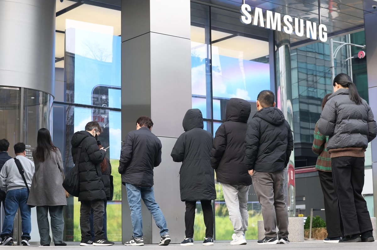 삼성·애플 폰의 전쟁 ‘오픈런’