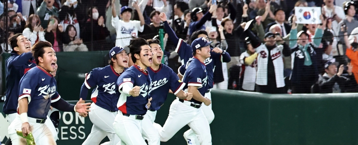 대한민국 야구대표팀 선수들이 9일 일본 도쿄 돔에서 열린 2026 월드베이스볼클래식(WBC) C조 조별리그 최종전 호주와의 경기르 승리하고 그라운드에 뛰쳐나와 기쁨을 만끽하고 있다. 2026.3.9 도쿄 연합뉴스