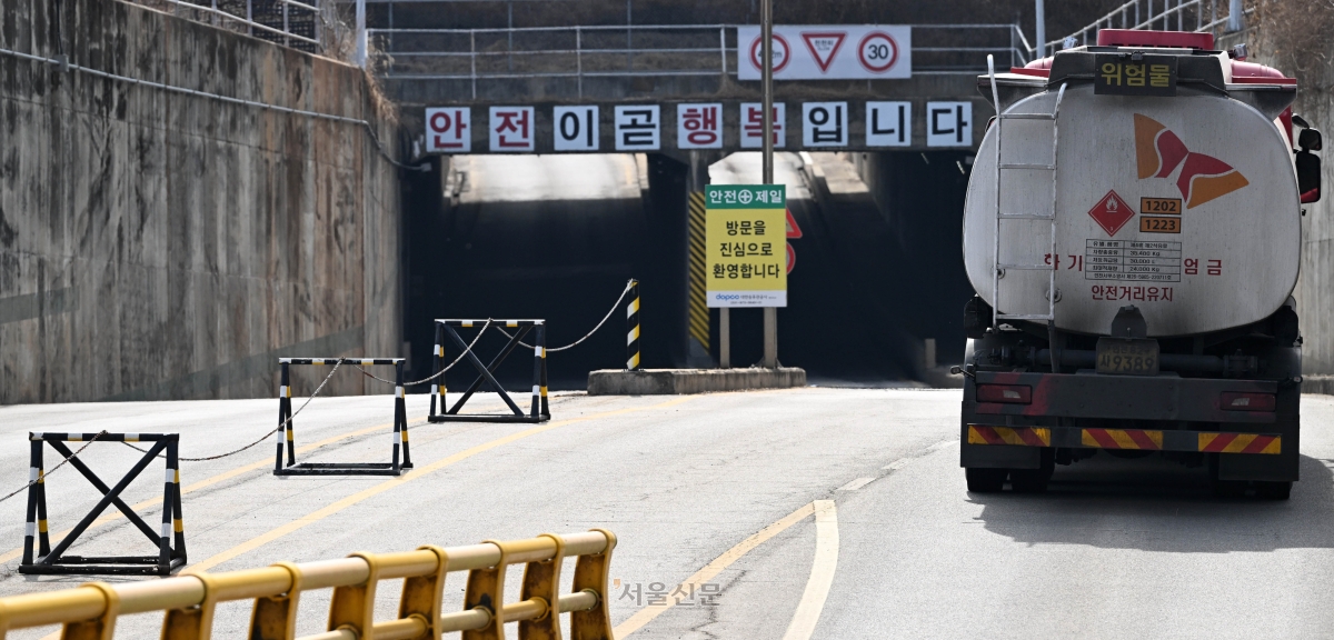 호르무즈 해협이 사실상 봉쇄됨에 따라 중동 원유 수급 등 국내 에너지 안보에 대한 우려가 커지는 가운데 8일 경기도 고양시 대한송유관공사 경인지사 저유소 입구에서 유조차가 오가고 있다. 2026.3.8 홍윤기 기자