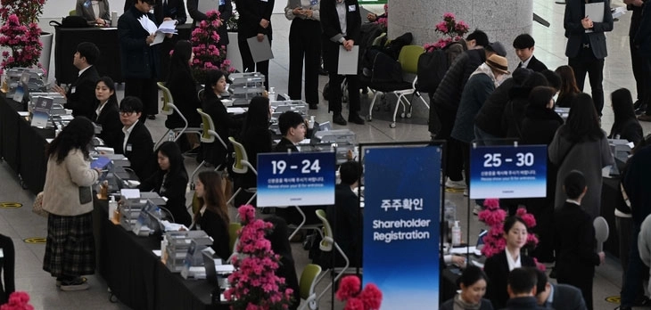 국내 상장사들의 정기 주주총회가 이달 중순부터 본격적으로 시작된다. 사진은 지난해 한 기업의 주주총회에서 주주들이 총회에 참석하기 전 명부를 확인하는 모습. 서울신문 DB
