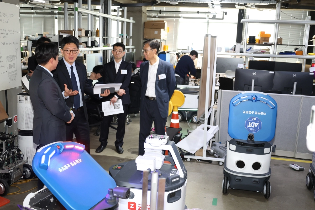김병민(왼쪽 두 번째) 서울시 정무부시장이 11일 성동구 성수동 ‘뉴빌리티’ 본사에서 자율주행 배달 로봇 기술 시연 현장을 둘러보며 기업 관계자에게 서비스 운영 현황에 대해 질문하고 있다. 서울시 제공