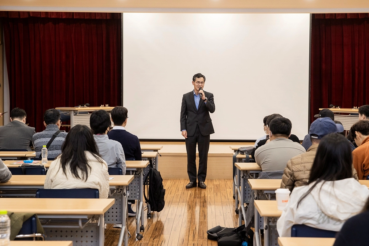이기재 양천구청장이 지난해 9월 ‘일자리 박람회’ 취업특강에서 인사말을 하고 있다. 양천구 제공
