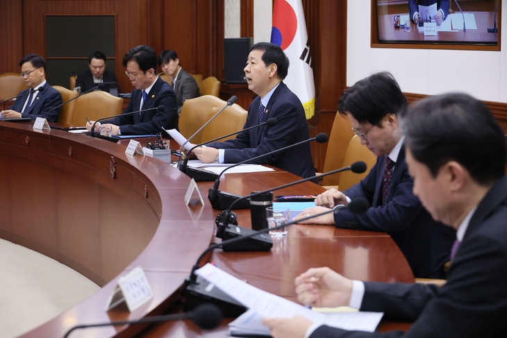 구윤철 부총리 겸 재정경제부 장관이 11일 서울 종로구 정부서울청사에서 열린 비상경제장관회의에서 발언하고 있다. 구 부총리는 이날 “추경을 포함해 가능한 모든 정책수단을 활용해 충분한 지원을 추진하겠다”며 “정부가 위험에 맞서는 최전방의 파수꾼이 되겠다”고 밝혔다.  연합뉴스