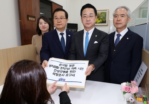 더불어민주당 윤석열 정권 조작 기소 진상규명 및 공소 취소를 위한 국정조사 추진위원회 부위원장인 박성준 의원(왼쪽 세 번째)과 특위 소속 의원들이 11일 국회 의안과에 국정조사 요구서를 제출하고 있다.  연합뉴스