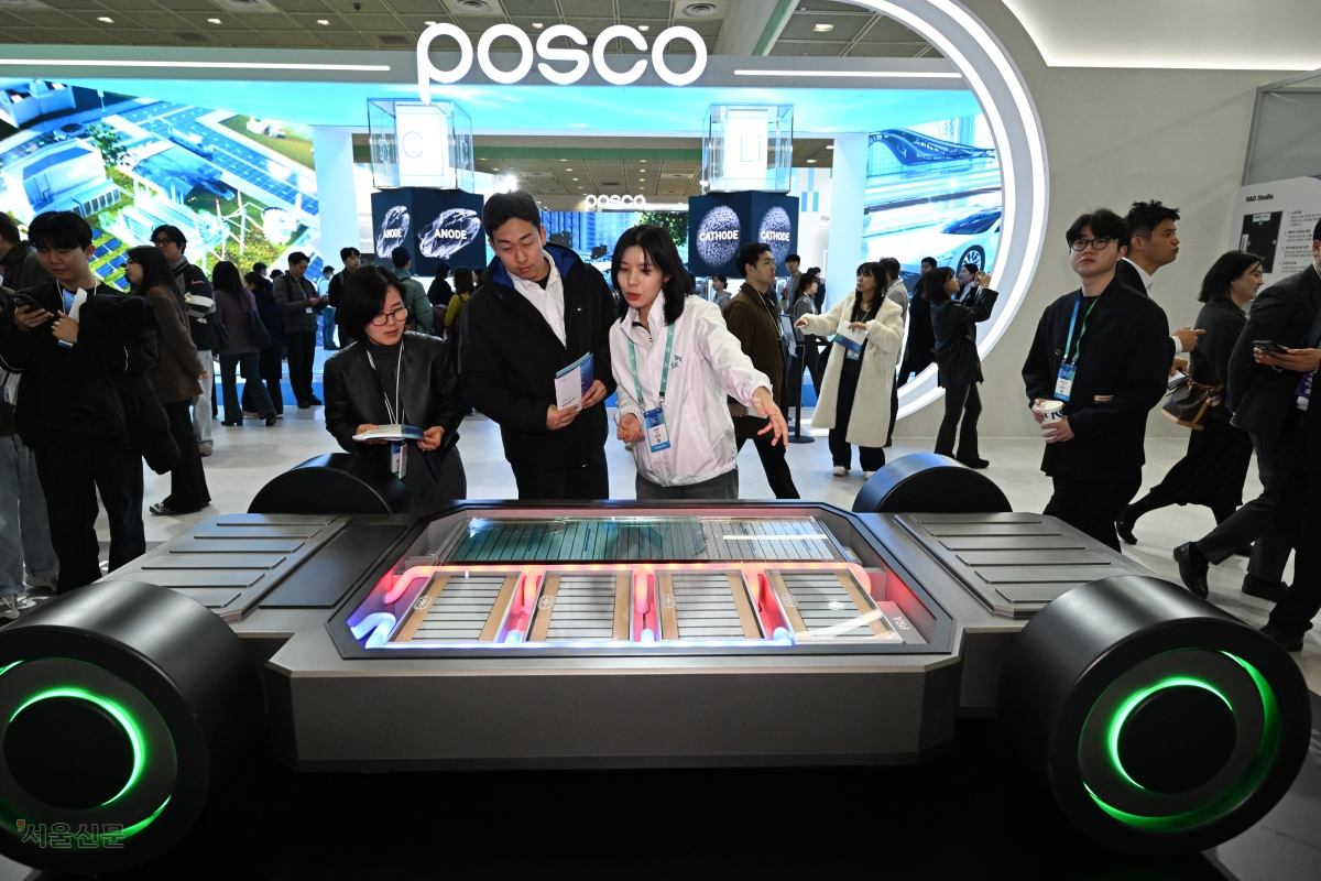 관람객들이 11일 서울 강남구 코엑스에서 개막한 ‘인터배터리 2026’ SK온 전시관에서 액침냉각 팩 기술이 적용된 차량 하부 모형을 살펴보고 있다. 도준석 전문기자