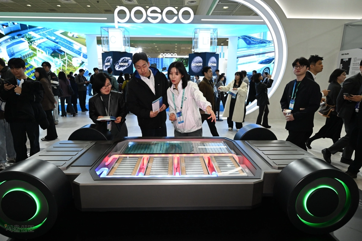 관람객들이 11일 서울 강남구 코엑스에서 개막한 ‘인터배터리 2026’ SK온 전시관에서 액침냉각 팩 기술이 적용된 차량 하부 모형을 살펴보고 있다. 도준석 전문기자