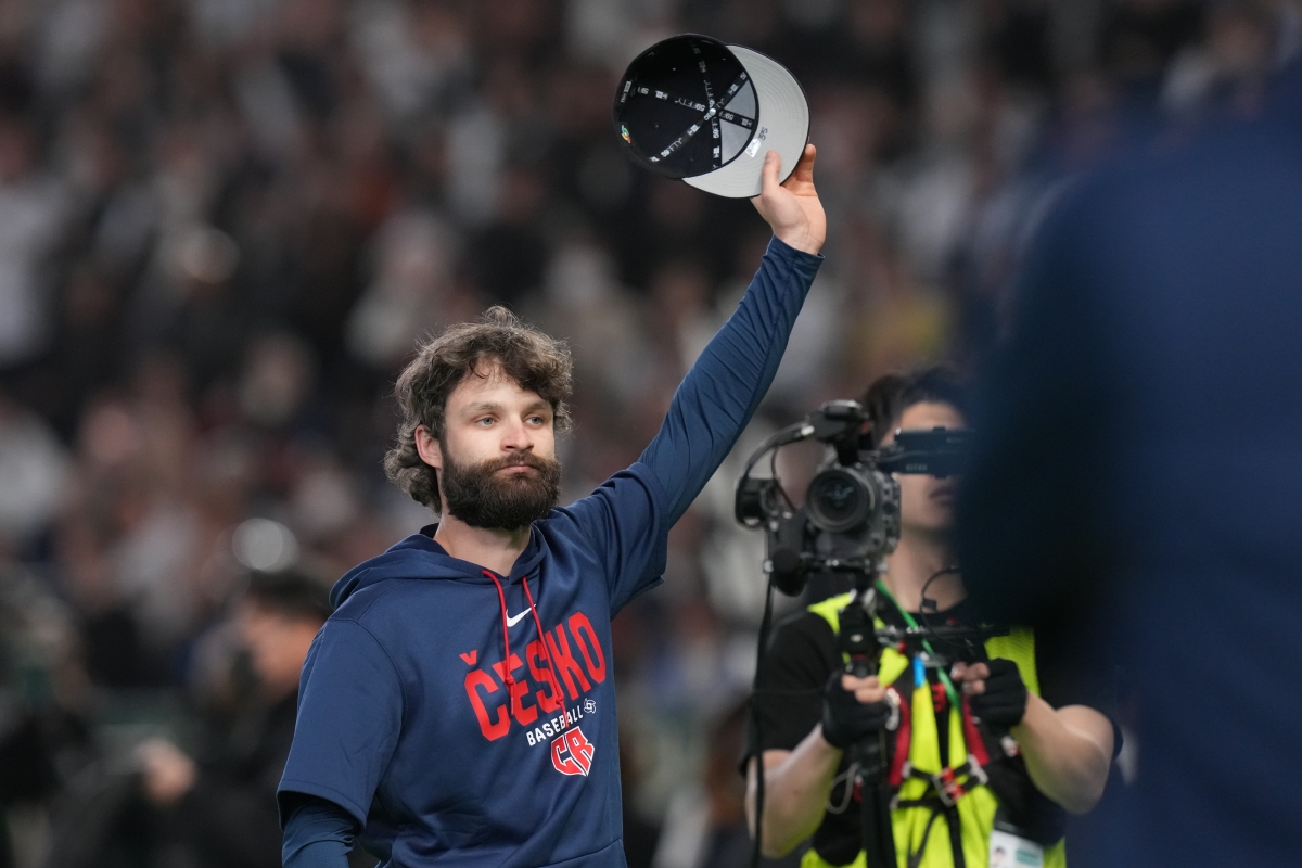 관중석을 향해 마지막 인사를 전하는 사토리아. 2026.3.10 도쿄 AP 연합뉴스