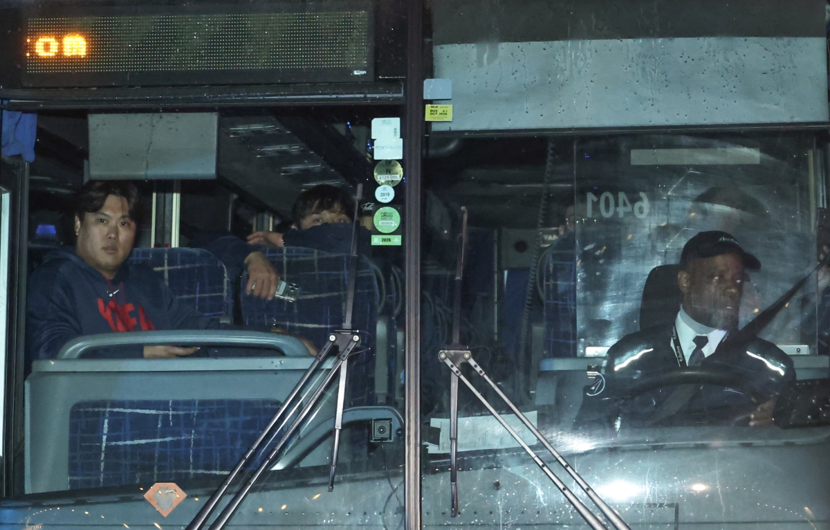 2026 월드베이스볼클래식(WBC) 8강 경기에 나서는 대한민국 야구대표팀 선수들이 탑승한 버스가 11일(현지시간) 미국 플로리다주 마이애미의 한 호텔에 도착하고 있다. 2025.3.11 마이애미 연합뉴스