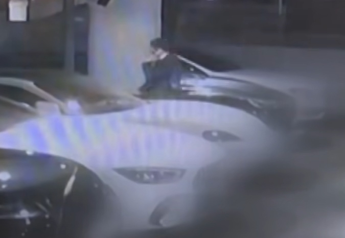 배우 이재룡이 지난 6일 서울 강남구의 한 건물 주차장에서 자친의 차량 운전석에 탑승하는 모습이 폐쇄회로(CC)TV에 포착됐다. 자료 : 채널A