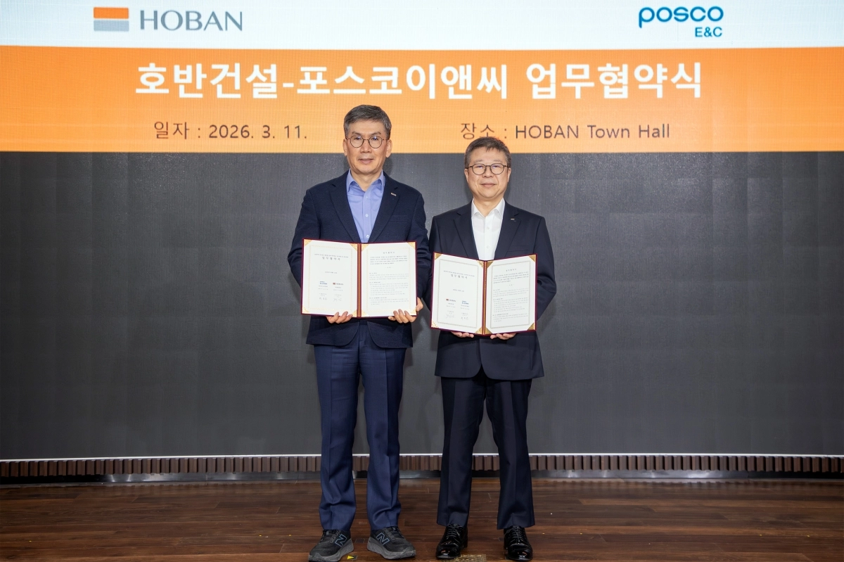 문갑(왼쪽) 호반건설 경영부문대표와 최종문 포스코이앤씨 R＆D센터장이 지난 11일 서울 서초구 호반그룹 본사에서 ‘층간소음 통합기술 공동개발’ 업무협약을 체결한 후 기념촬영을 하고 있다. 호반건설 제공