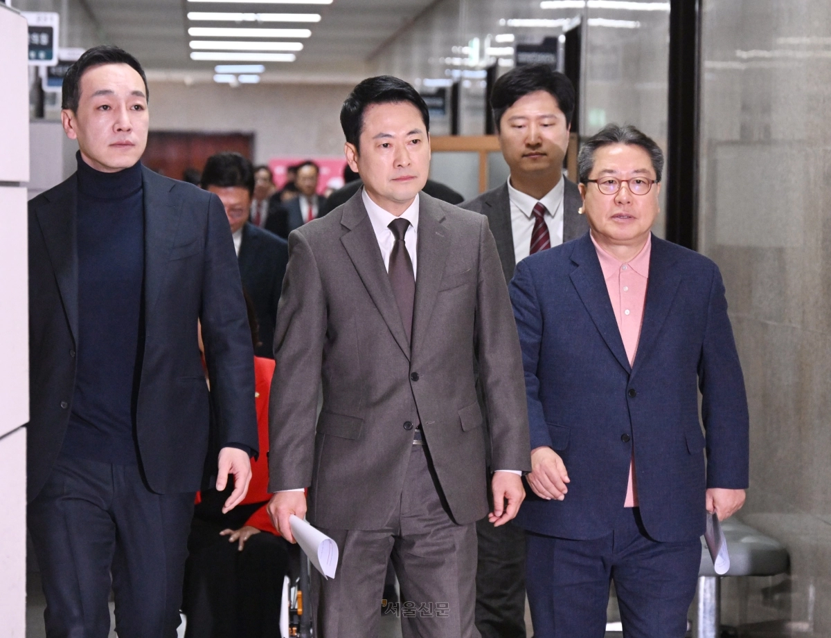 장동혁 국민의힘 대표가 12일 국회에서 열린 최고위원회의에 참석하고 있다. 2026.3.12 안주영 전문기자