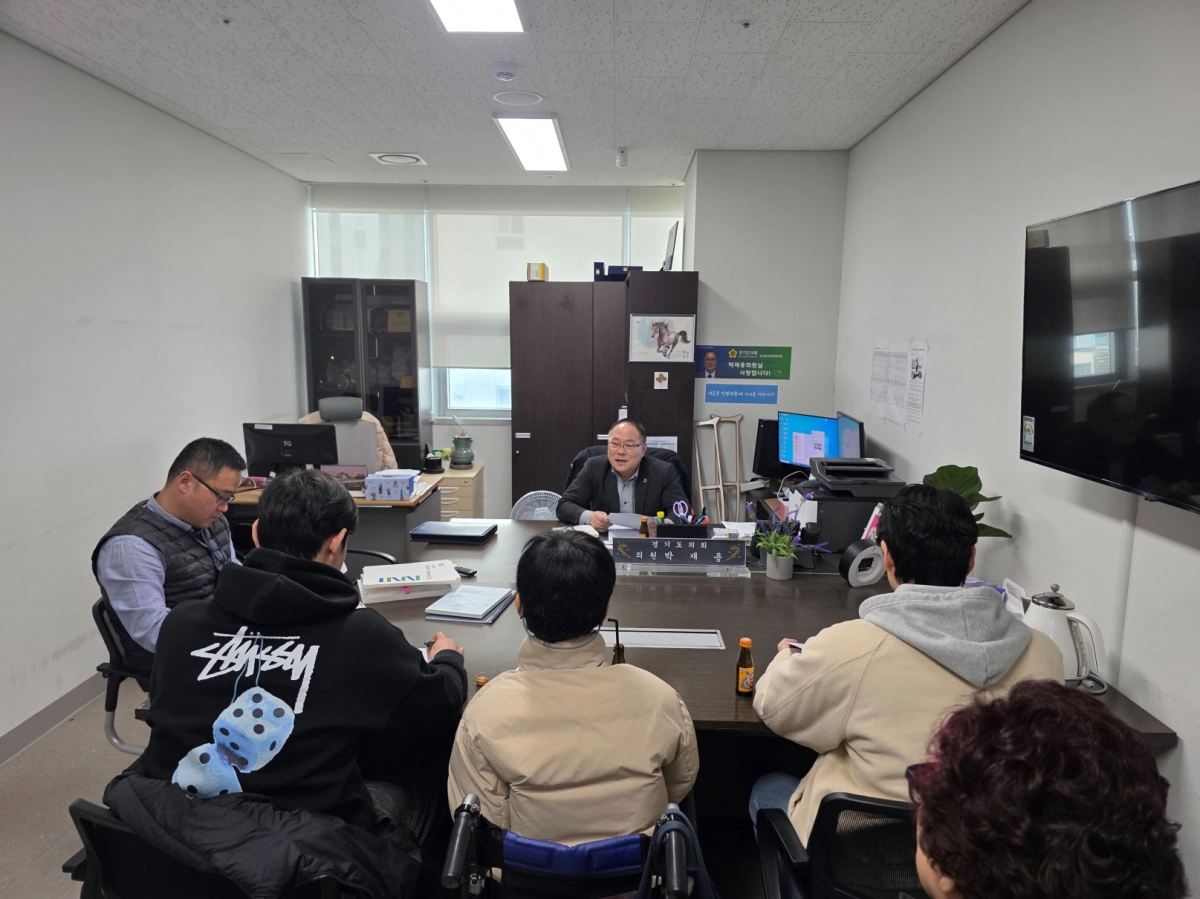 박재용 의원이 10일 경기도의회에서 경기도뇌병변장애인인권협회 관계자들과 정담회를 갖고 도내 뇌병변 장애인의 권익 증진과 단체 기반 강화를 위한 정책 방향을 논의하고 있다.(사진=경기도의회)