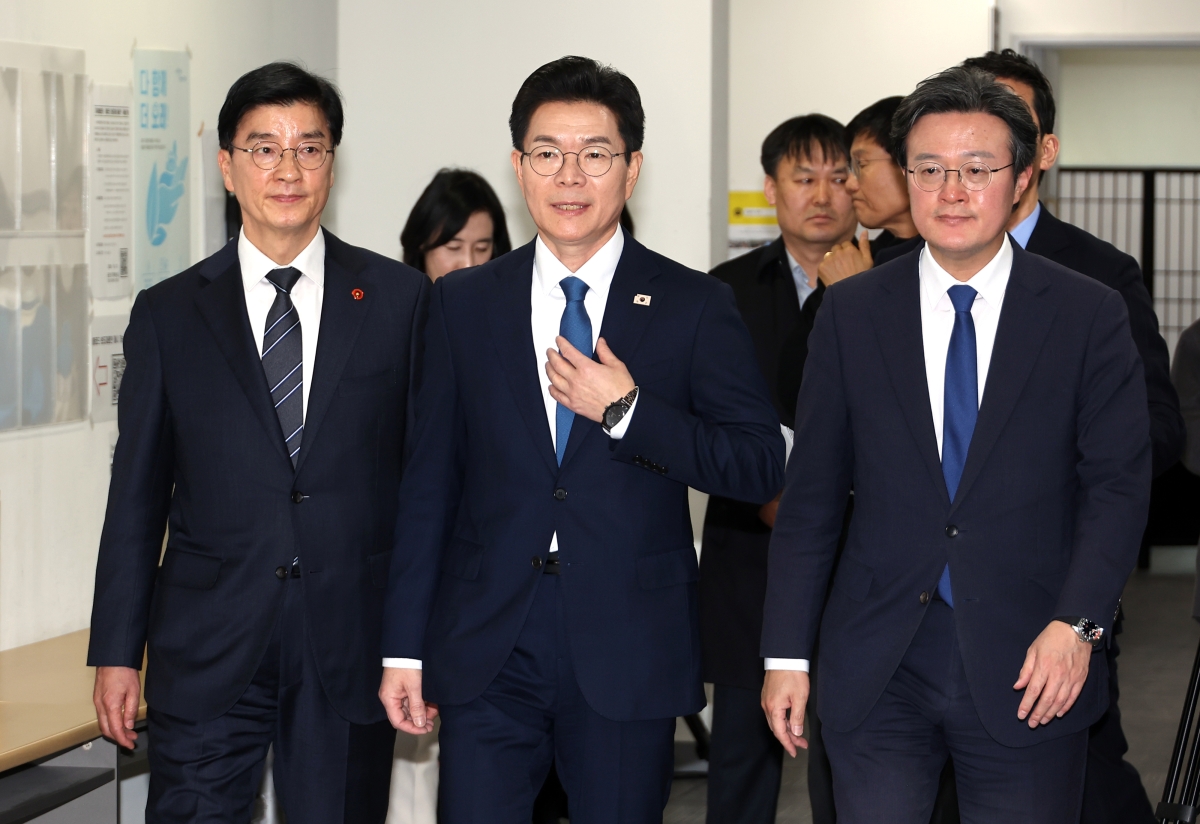 더불어민주당 서울시장 예비후보인 정원오 전 성동구청장이 11일 국회 소통관을 찾아 국회 출입기자들과 인사하기 위해 입장하고 있다. 앞줄 오른쪽부터 이해식 의원, 정 전 구청장, 채현일 의원. 2026.3.11 연합뉴스