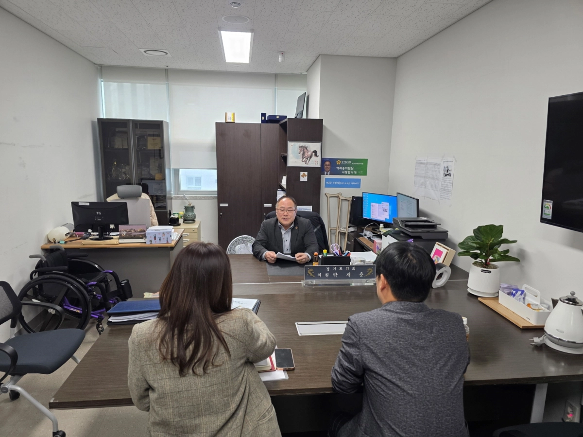 박재용 의원이 10일 경기도의회에서 경기도교육청 학교안전과 관계자들과 함께 장애 학생의 교육활동 참여를 위해 학교 체육관 무대 경사로 설치 확대 방안을 논의하고 있다.(사진=경기도의회)
