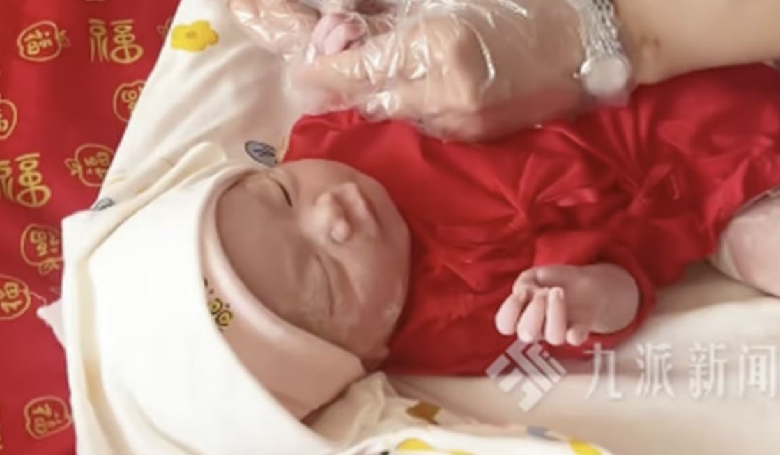 63세 중국 여성이 시험관 시술(IVF)로 낳은 아기(2.8㎏). 더우인