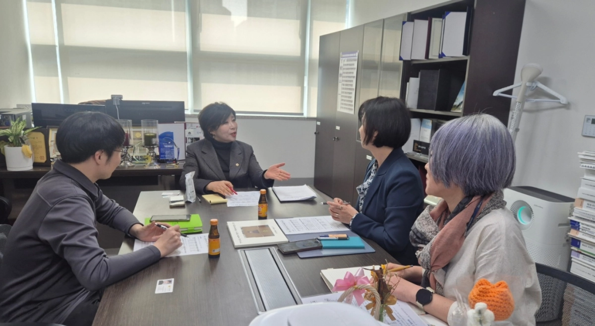 정경자 의원이 11일 경기도 노인복지과와 간담회를 갖고 노인일자리 및 사회활동지원사업 도비 보조율 변경으로 인한 재정 축소 문제와 향후 노인정책 방향에 대해 논의하고 있다.(사진=경기도의회)