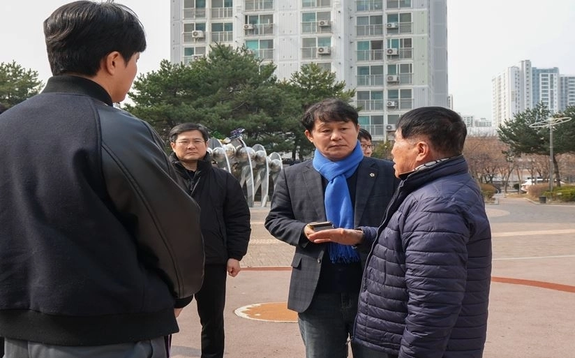 하남시의회 정병용 부의장이 지난 11일 공동주택 주거환경개선을 위해 꽃뫼마을1단지아파트를 방문하여 입차인대표와 LH, 시 관계부서와 현장점검을 실시하고 있다. 정병용 부의장실 제공