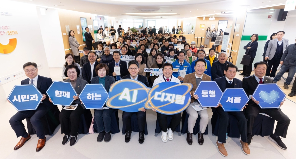 이필형(왼쪽 다섯번째) 동대문구청장과 김병민(왼쪽 네 번째) 서울시 부시장이 지난 11일 ‘서울디지털동행플라자 동대문센터’ 개소식에 참석해 기념사진을 촬영했다. 서울시 제공