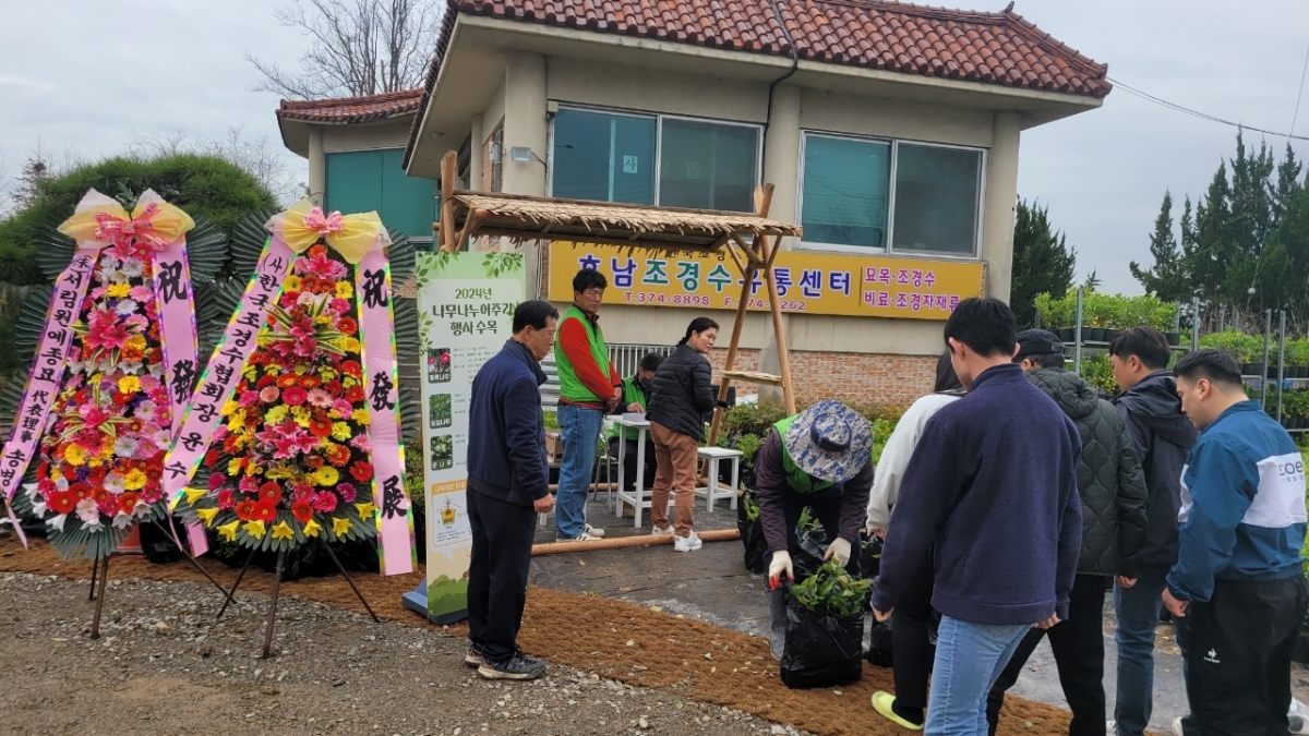 지난해 진행된 ‘2025 나무나누어주기’ 행사에서 시민들이 나무를 살펴보고 있다. 광주광역시 제공