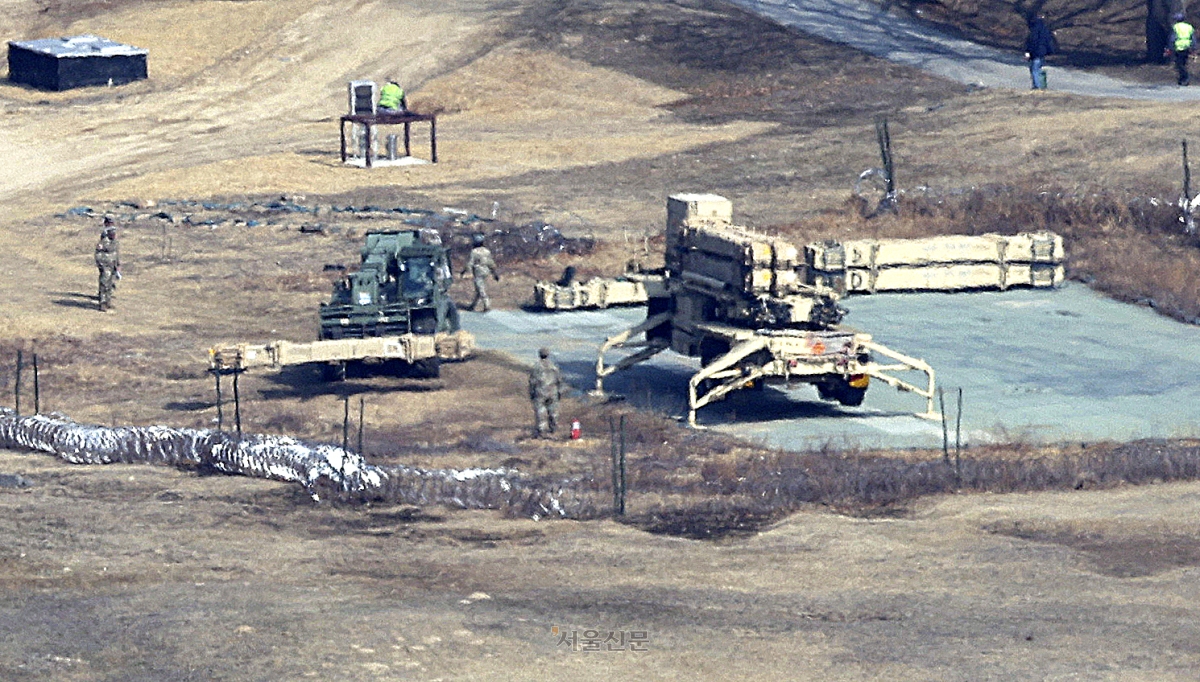 해체 작업 진행되는 사드 발사대     (성주=연합뉴스) 김현태 기자 = 10일 미국 국방부가 한국에 배치된 사드(THAAD·고고도 미사일 방어체계) 중 일부를 중동 지역으로 이동시키고 있다는 보도가 나온 가운데 지난 5일 경북 성주군의 미군 사드 기지에서 발사대 해체 작업이 진행되고 있다. 2026.3.10
