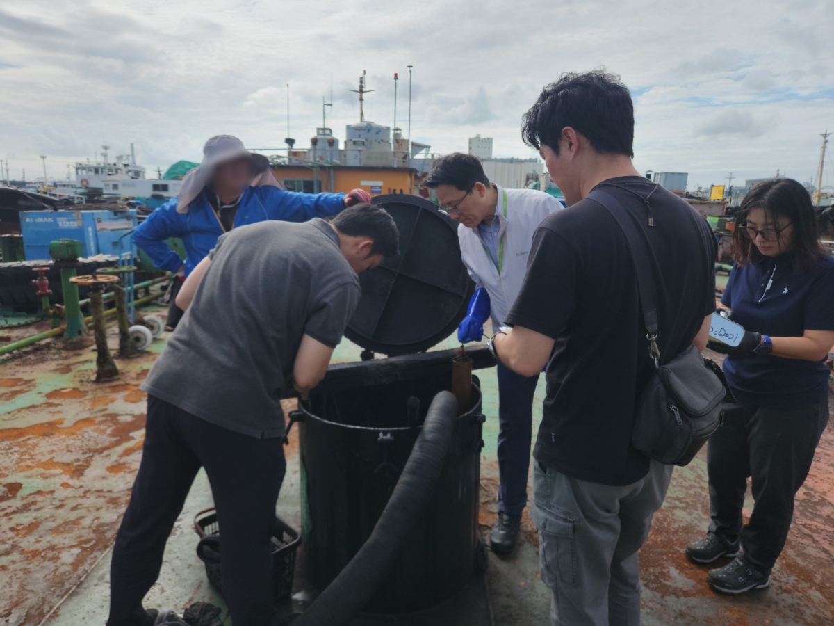 남해해양경찰청과 한국석유관리원 관계자들이 폐유를 불법 보관한 유조 바지선에서 압수활동을 벌이고 있다. 남해해양경찰청 제공