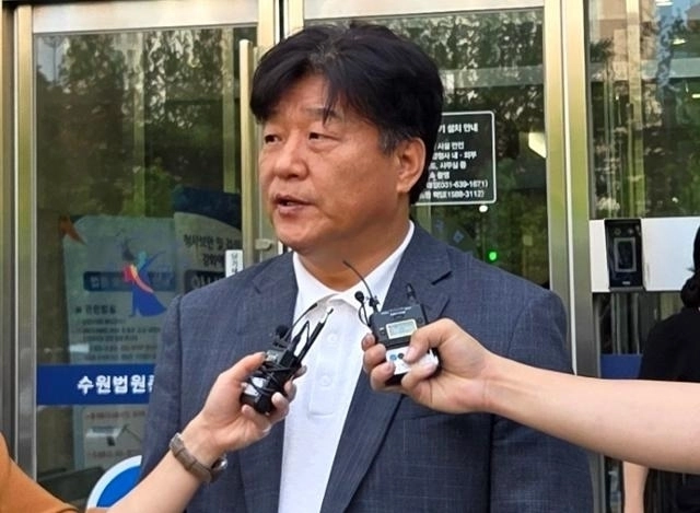 양문석 더불어민주당 의원(경기 안산시갑)이 24일 수원고법 항소심에서 당선 무효형을 선고 받은 뒤 취재진 질문에 답하고 있다.  2025.7.24 뉴스1