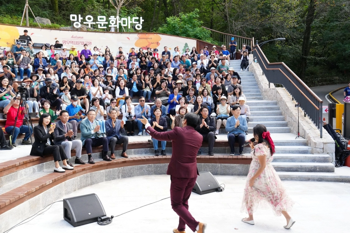 류경기(가운데) 서울 중랑구청장과 구민들이 지난해 9월 망우역사문화공원에서 열린 ‘가을 음악회’에서 뮤지컬 갈라팀 ‘뮤럽’의 공연을 즐기고 있다. 중랑구 제공