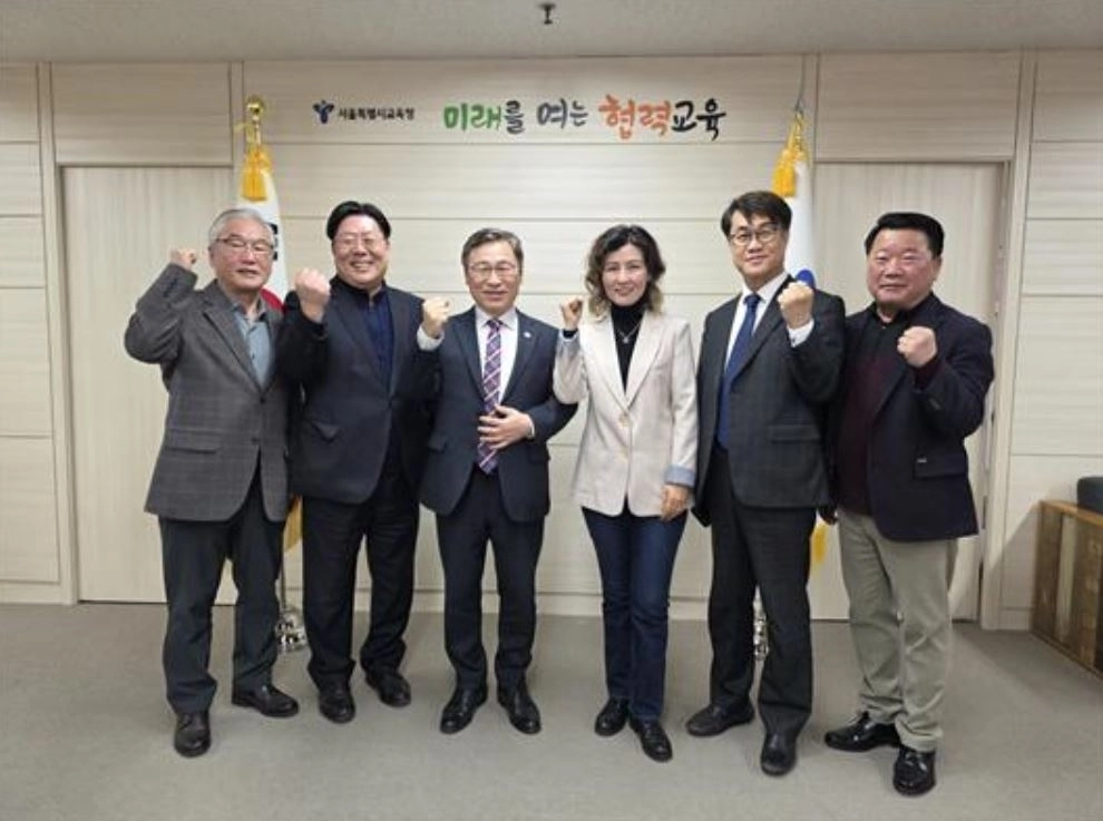정근식 서울시교육감과 아이수루 서울시의회 의원, 국제e스포츠위원회(IEC·사무총장 김억경), IEC 아카데미 오영근 원장 등과 관계자들 기념 사진