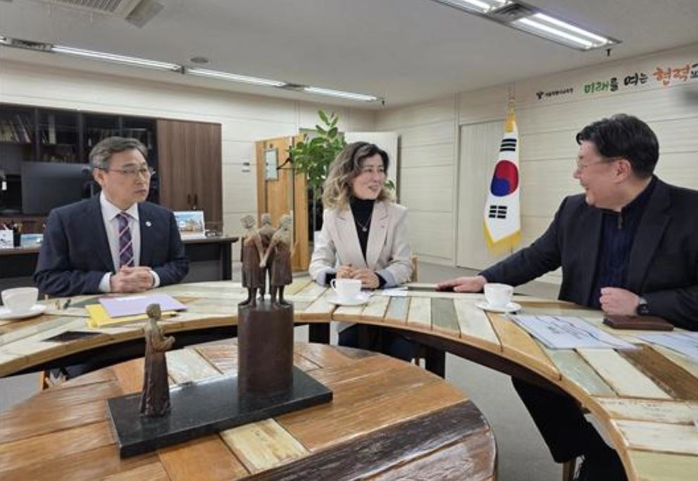 정근식 서울시교육감과 아이수루 서울시의회 의원, 국제e스포츠위원회(IEC·사무총장 김억경), IEC 아카데미 오영근 원장 등과 관계자들 기념 사진