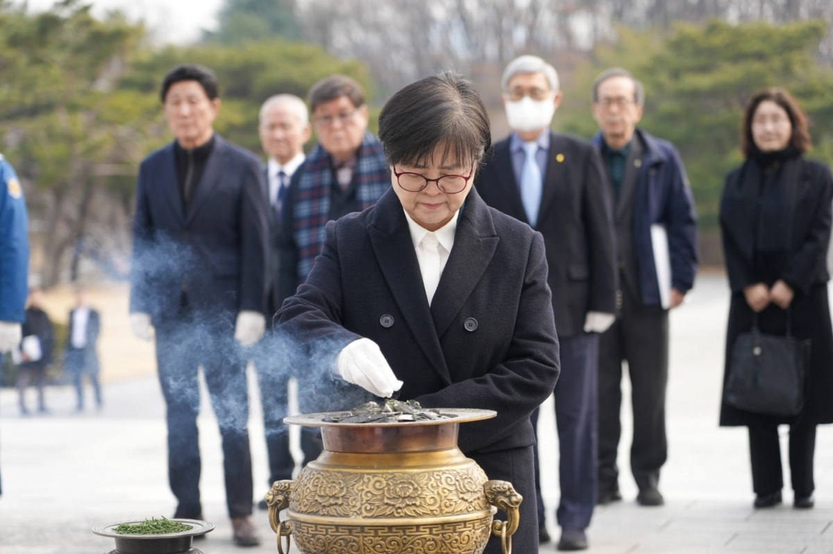 이순희(앞) 강북구청장이 지난 11일 열린 ‘4·19혁명국민문화제 2026 위원회 출범식’ 이후 국립4·19민주묘지를 참배하고 있다. 강북구 제공