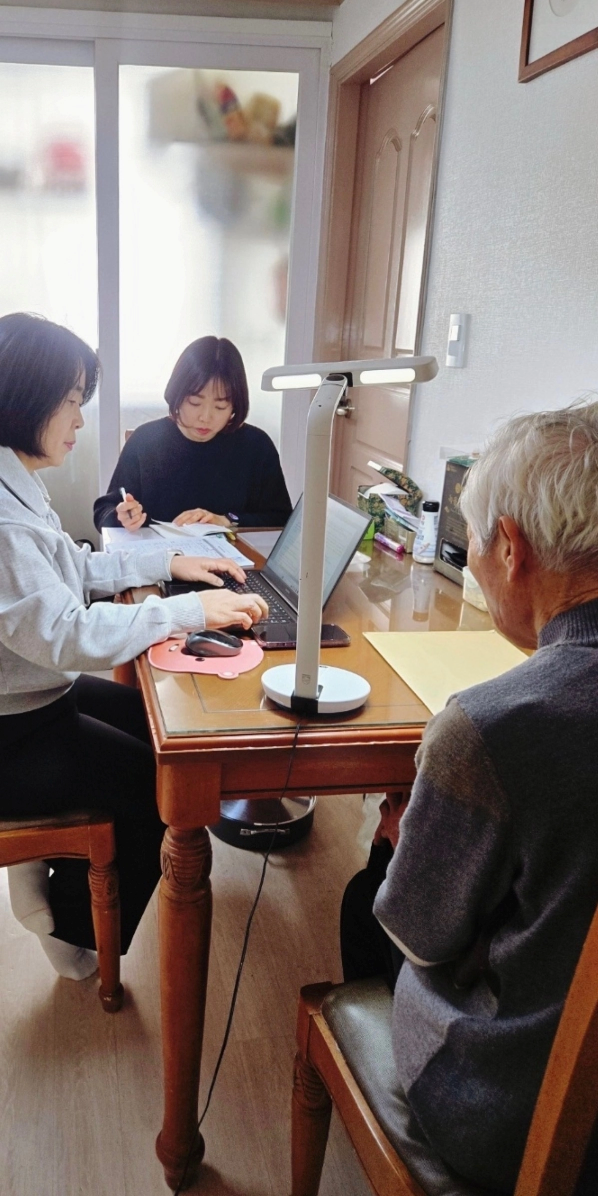 여순사건지원단이 여순사건 희생자유족 면담을 하고 있다.