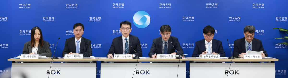 12일 오전 서울 중구 한국은행에서 열린 통화신용정책보고서(2026년 3월) 기자설명회에서 참석자들이 발언하고 있다. 왼쪽부터 이지은 경기동향팀장, 김병국 정책기획부장, 박종우 부총재보, 최창호 통화정책국장, 박주하 정책협력팀장, 유재현 국제기획부장. 한국은행 제공
