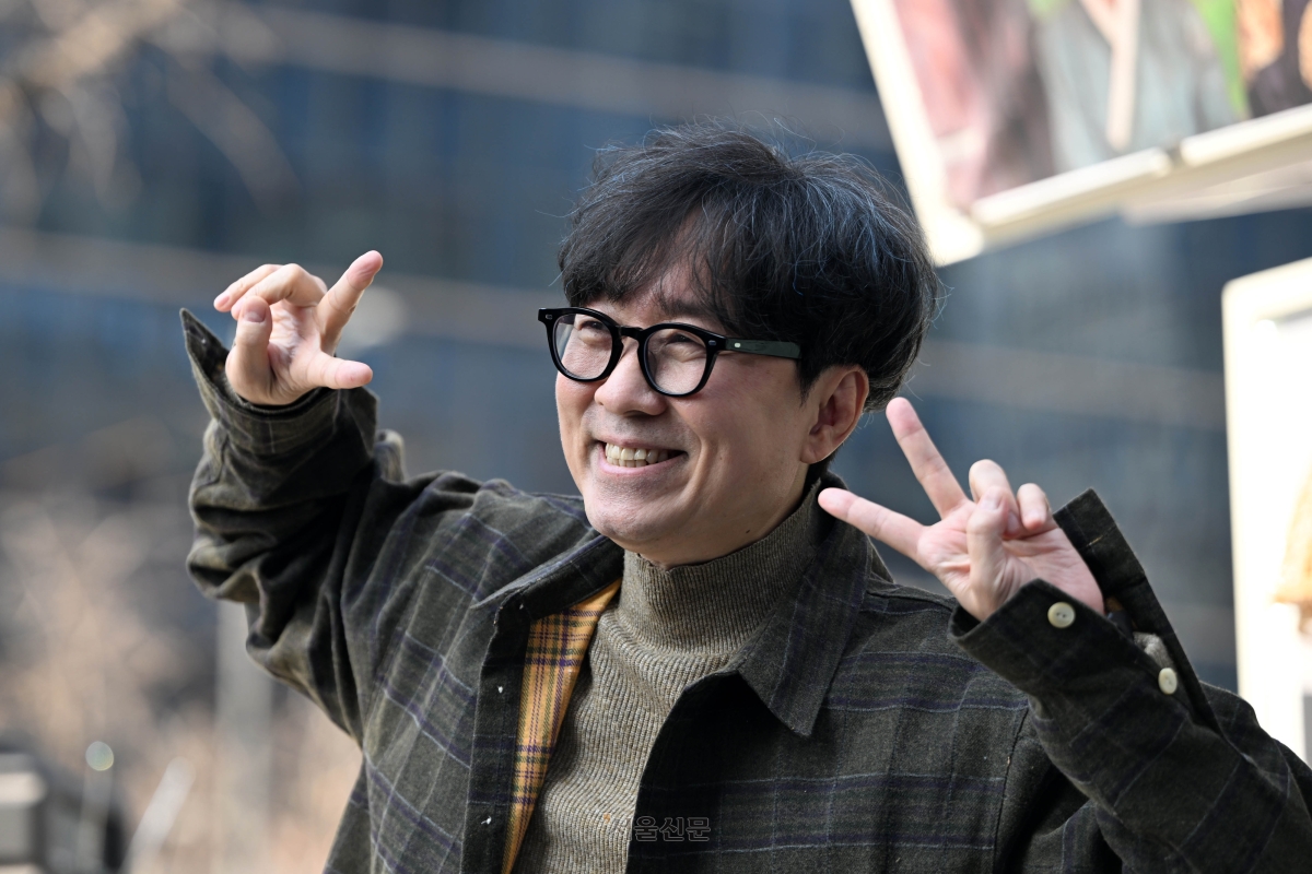 영화 ‘왕과 사는 남자’의 장항준 감독이 12일 서울 중구 서울신문사 앞에서 1,200만 관객 돌파를 기념해 커피차 행사를 진행하고 있다. 2026.3.12 홍윤기 기자