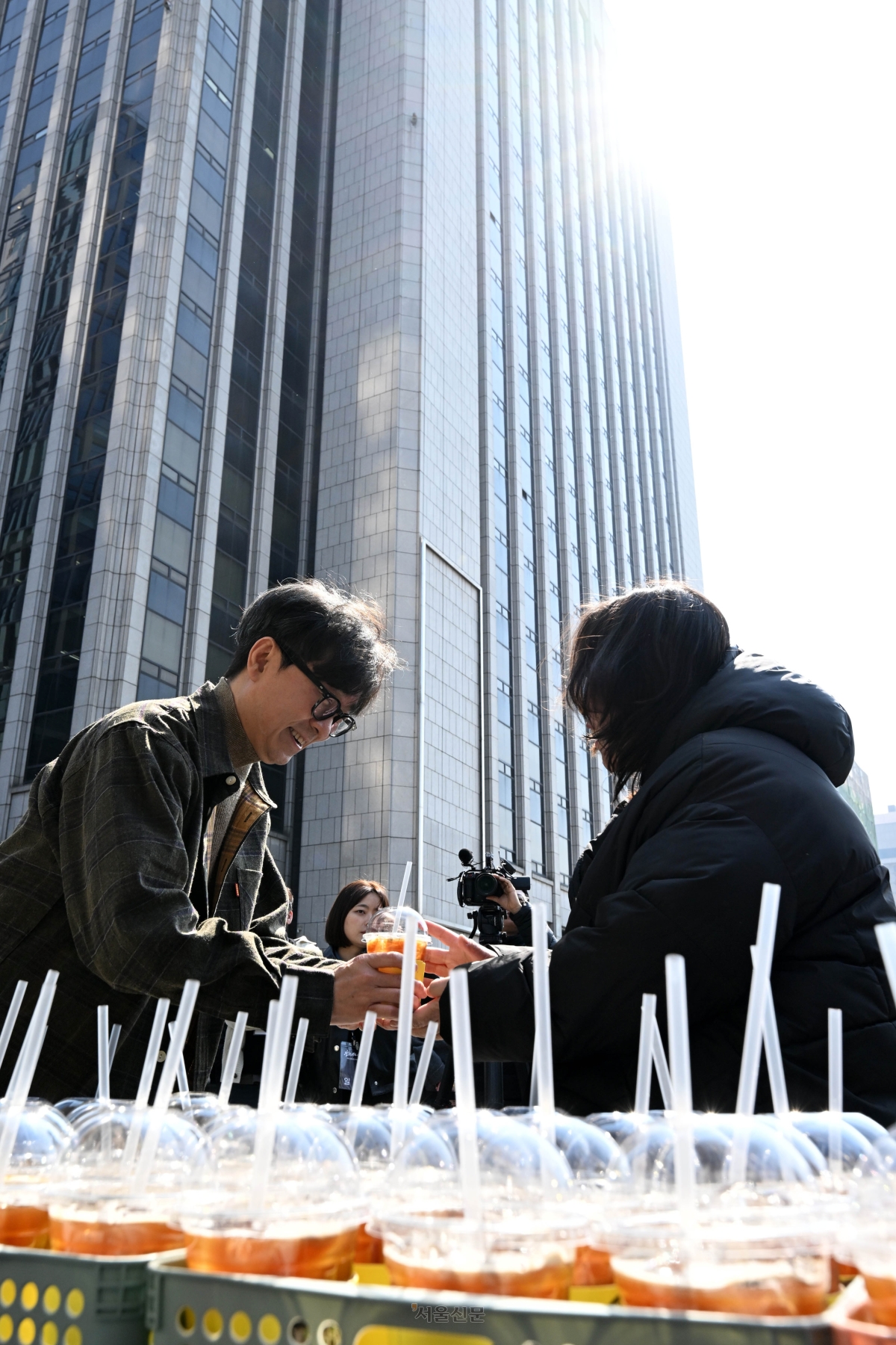 영화 ‘왕과 사는 남자’의 장항준 감독이 12일 서울 중구 서울신문사 앞에서 1,200만 관객 돌파를 기념해 커피차를 마련, 팬들에게 커피를 나눠주고 있다. 2026.3.12 홍윤기 기자
