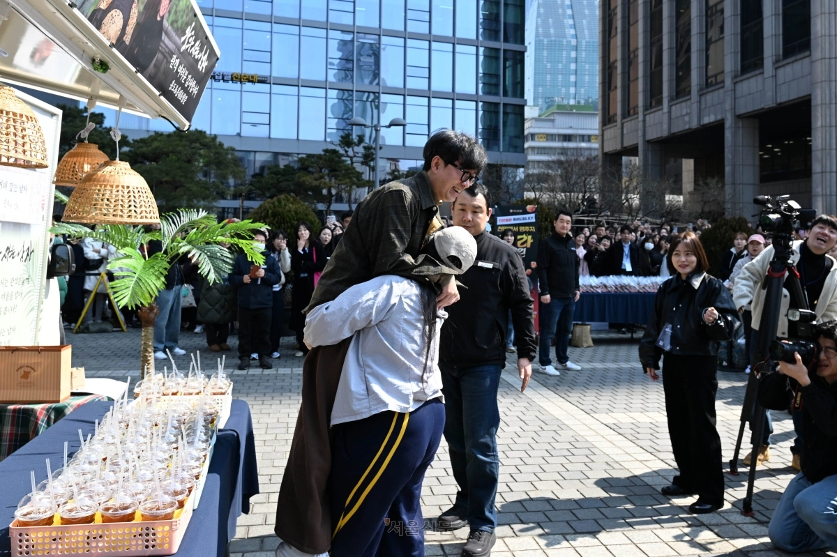 영화 ‘왕과 사는 남자’의 장항준 감독이 12일 서울 중구 서울신문사 앞에서 1,200만 관객 돌파를 기념해 커피차를 마련, 팬들에게 커피를 나눠주고 있다. 2026.3.12 홍윤기 기자