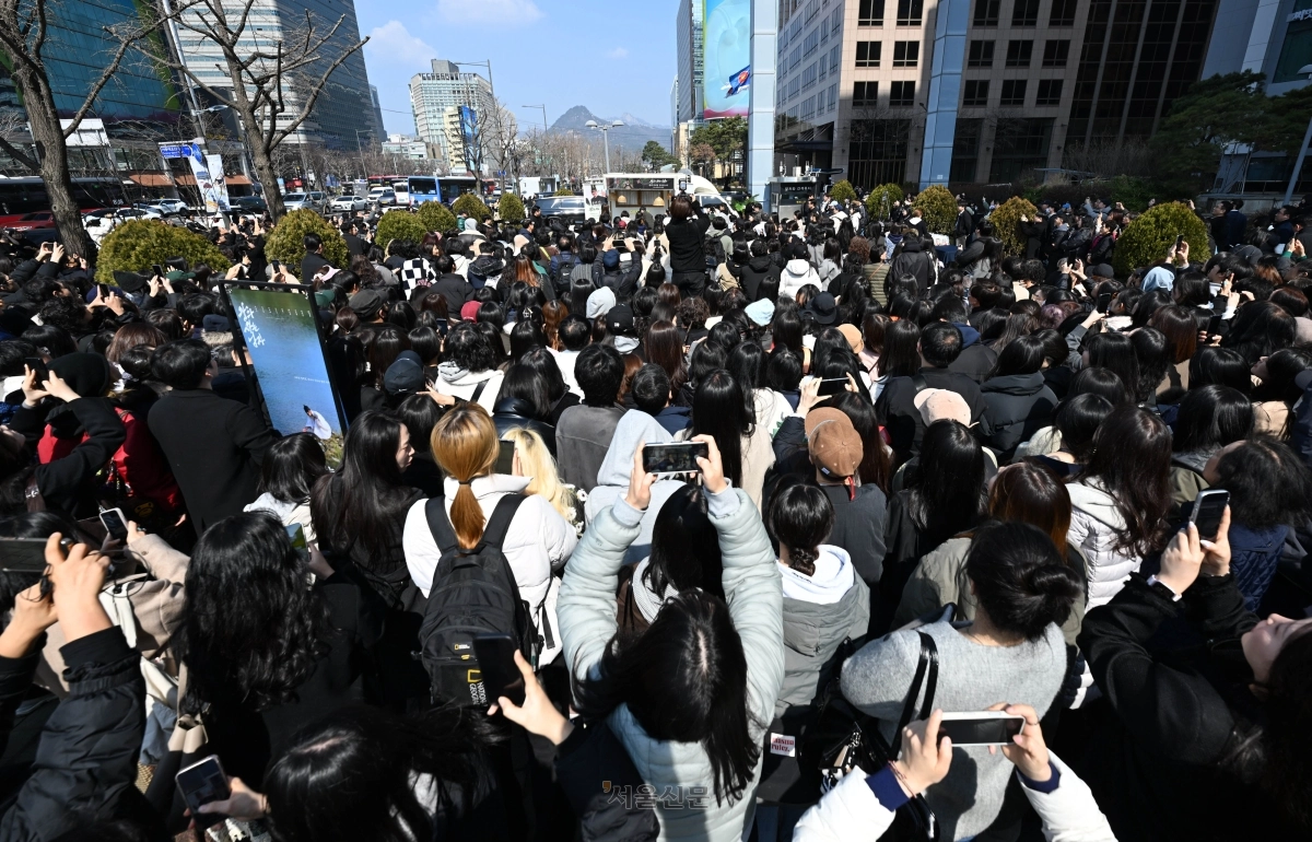 영화 ‘왕과 사는 남자’의 장항준 감독이 12일 서울 중구 서울신문사 앞에서 1,200만 관객 돌파를 기념해 커피차를 마련, 팬들에게 커피를 나눠주고 있다. 2026.3.12 홍윤기 기자