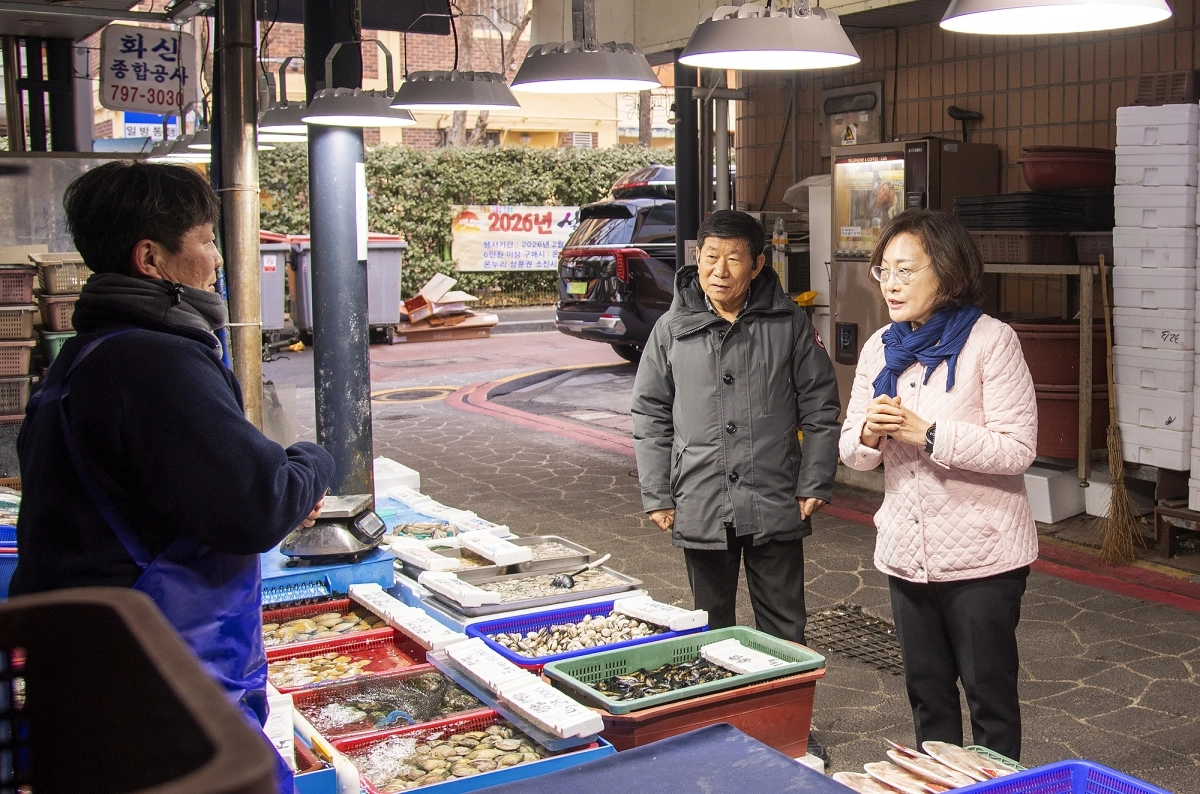 박희영(오른쪽) 서울 용산구청장이 설 명절을 앞둔 지난달 11일 이촌동 이촌종합시장에서 상인들과 이야기하고 있다. 용산구 제공