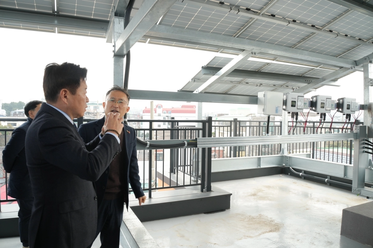 오영훈 제주지사가 12일 제주시 화북동 금산로 공공임대주택에 태양광과 히트펌프 등 신재생에너지 설비를 도입한 현장을 방문해 둘러보고 있다. 제주도 제공