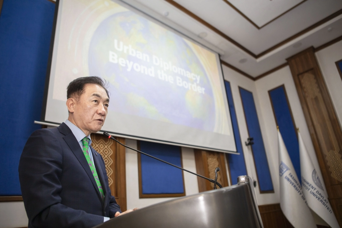 정장선 평택시장이 명예교수로 임명된 우즈베키스탄 타슈켄트 국립경제대학교에서 특별 강연을 하고 있다. (평택시 제공)