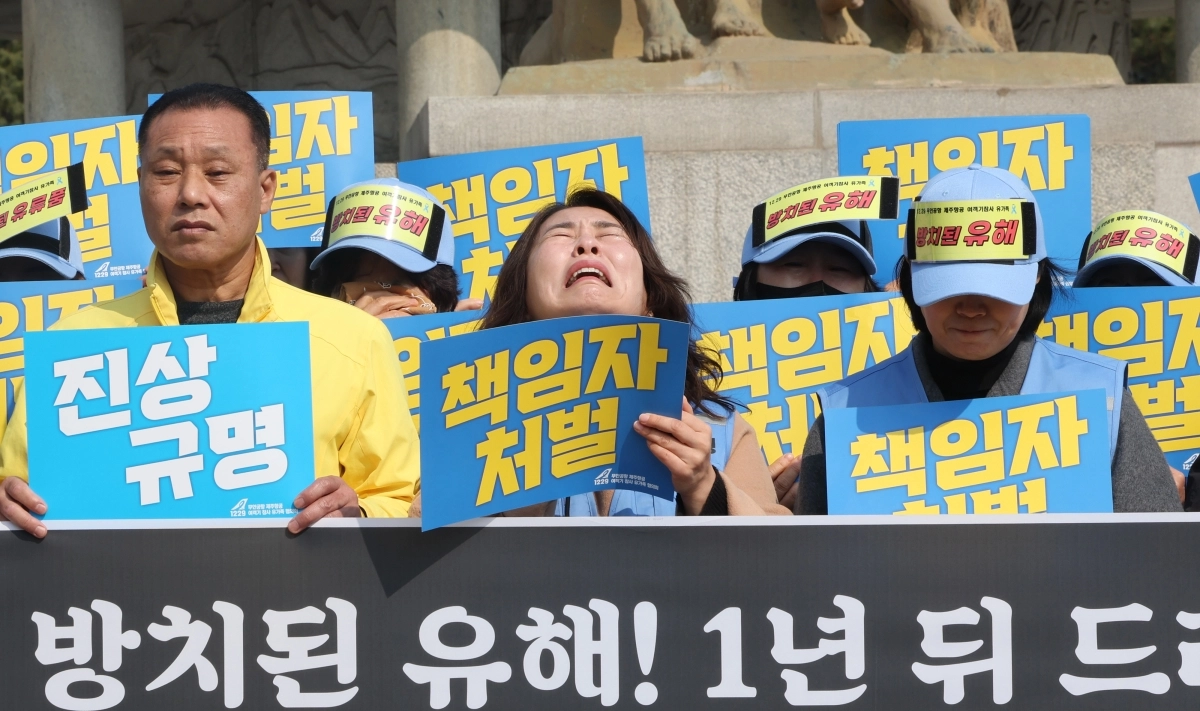 무안공항 제주항공 여객기 참사 유가족이 9일 서울 청와대 사랑채 앞에서 초기 수습 실패와 국가 책임 규탄 기자회견 도중 오열하고 있다. 2026.3.9 연합뉴스