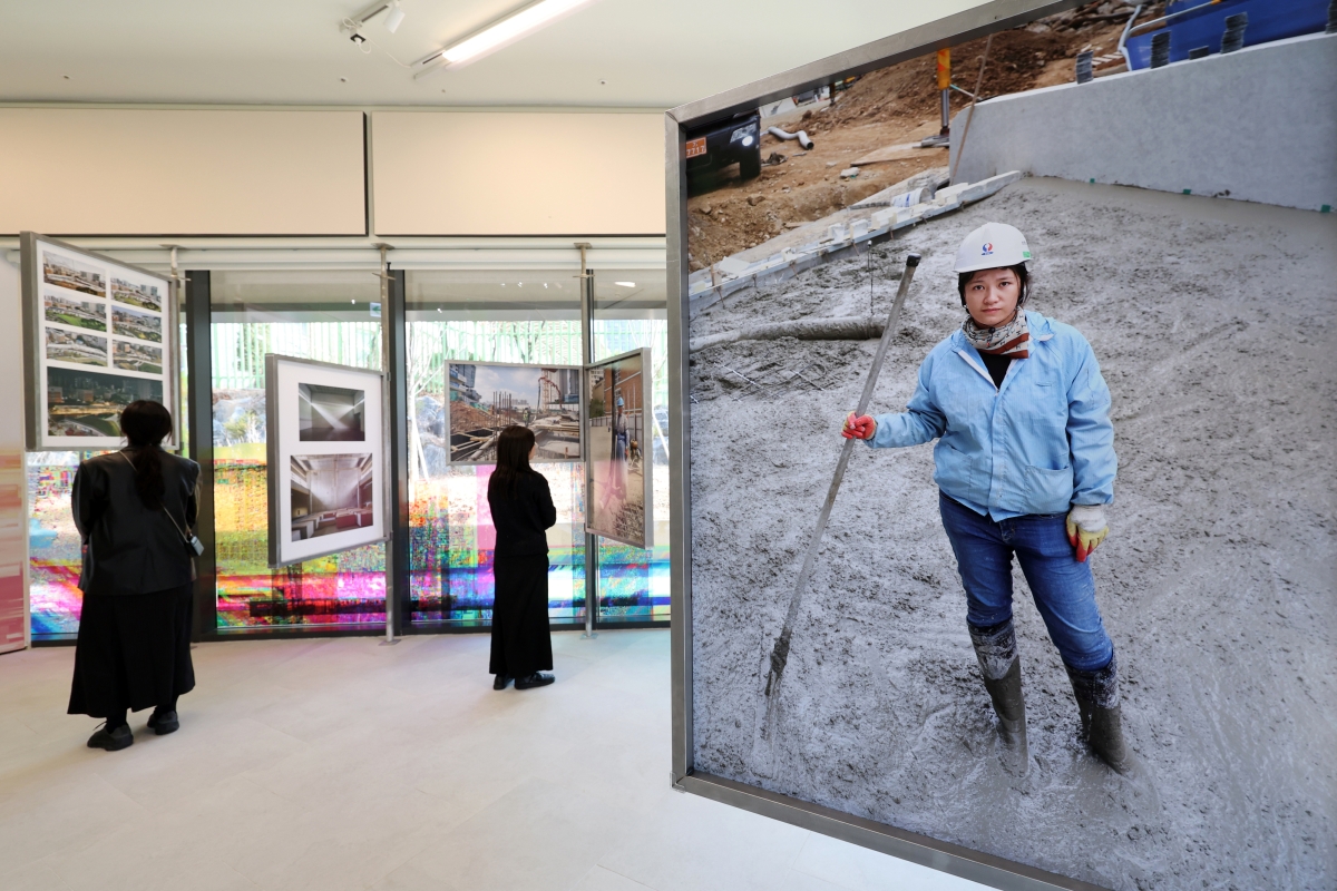 서울 최초의 공공 뉴미디어 특화 미술관 서서울미술관이 12일 금천구 금나래중앙공원 안에 문을 열었다. 관람객들이 미술관 건립 과정을 조명한 건립기록전 ‘우리의 시간은 여기서부터’를 관람하고 있다. 뉴시스