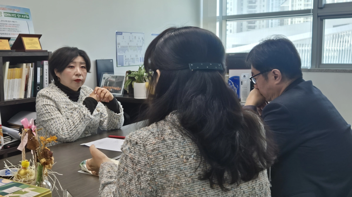 정경자 의원이 12일 경기도청 복지정책과 관계자들과 ‘경기 극저신용대출 2.0’ 사업 운영 현황을 점검하며 정책 제언을 하고 있다.(사진=경기도의회)